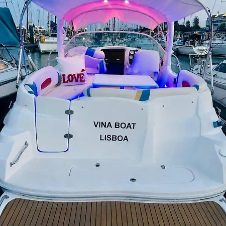 Vina Boat - Unique In Marina
