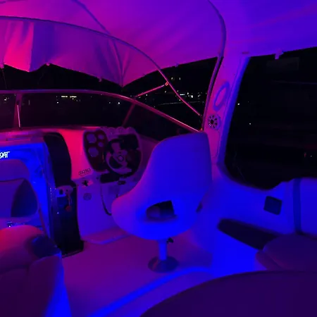 Vina Boat - Unique In Marina *